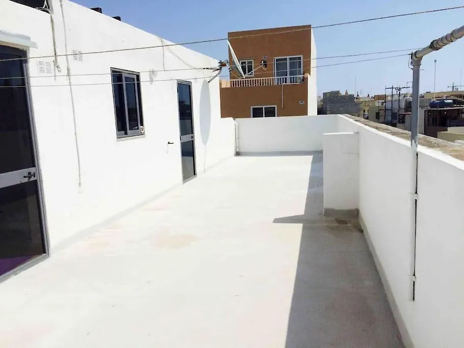 May Flower: Modern Flat Close To Airport/Bus Stops Tarxien 公寓
