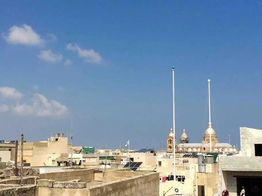 May Flower: Modern Flat Close To Airport/Bus Stops Tarxien Malta