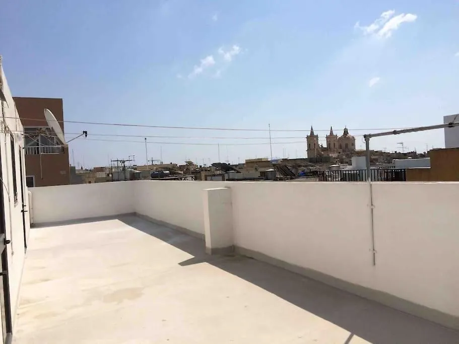 May Flower: Modern Flat Close To Airport/Bus Stops Tarxien